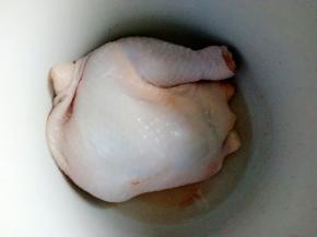 鸡大腿提前用水泡泡，去去血水和脏物