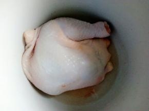 鸡大腿提前用水泡泡，去去血水和脏物