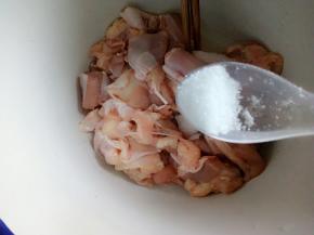鸡块放一个小盆里，放盐