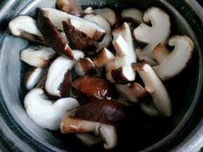 水开后放入香菇，把香菇焯一下