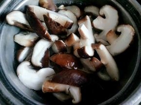 水开后放入香菇，把香菇焯一下