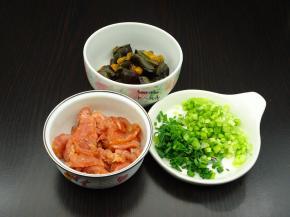 准备食材，瘦肉切薄皮，放油、盐、酱油、淀粉拌均，皮蛋切块，香葱切碎；