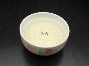 大米洗净，浸泡30分钟；