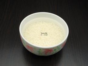 大米洗净，浸泡30分钟；