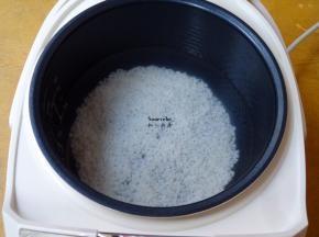 把浸泡好的大米放入锅中，加适量水，按煲粥键；