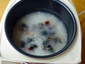 煮约30分钟，加入皮蛋；