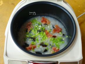 加入瘦肉、葱白，再煮20分钟； PS：葱白比葱叶难熟，前加入