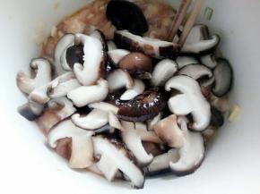 放入香菇搅拌均匀