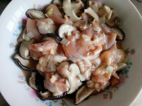 倒在一个碗里腌几分钟