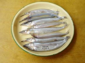 池鱼洗净，去内脏，盐、料酒腌制10分钟；