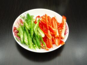 红彩椒、青彩椒去洗净去蒂去籽，切条；