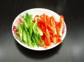 红彩椒、青彩椒去洗净去蒂去籽，切条；