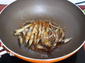 热锅倒油，加生姜丝、酱油香煎池鱼；PS：翻转一次煎至金黄