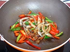 加入煎好池鱼，改为中小火；