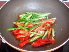 煎池鱼的油锅大火爆炒彩椒六成熟；