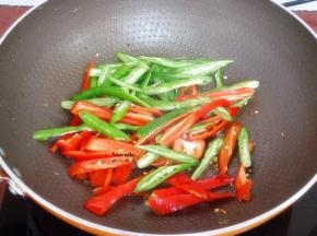 煎池鱼的油锅大火爆炒彩椒六成熟；