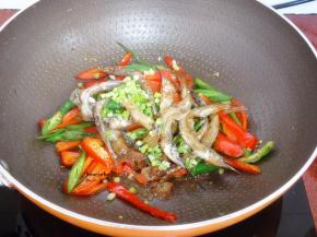 放盐、葱炒均即可。