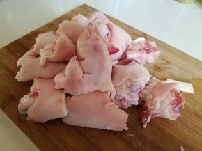 两个猪蹄分开成12块，
先中间分开，再处理其他地方，
如果菜市场直接分割更省事。