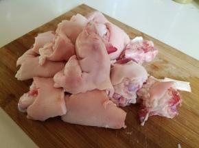 两个猪蹄分开成12块，
先中间分开，再处理其他地方，
如果菜市场直接分割更省事。