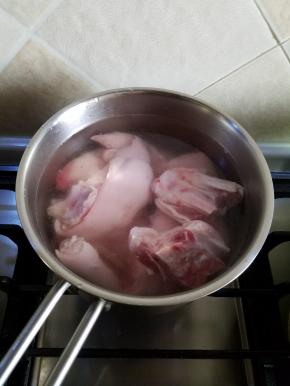 冷水把猪蹄放进去煮开，3分钟后关火。洗净血水，肉沫。