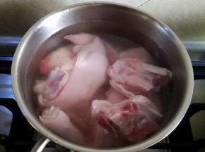 冷水把猪蹄放进去煮开，3分钟后关火。洗净血水，肉沫。