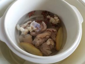 放入隔水炖锅，加入水，漫过猪蹄就可以了。
接着加入大姜，整根葱，花椒少许，八角。
