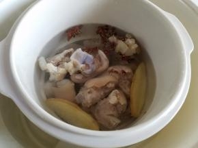 放入隔水炖锅，加入水，漫过猪蹄就可以了。
接着加入大姜，整根葱，花椒少许，八角。
