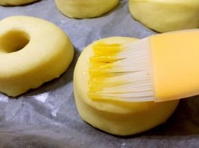 约1小时发酵完成，表面刷蛋液