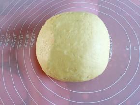 揉匀，排出面团内部的空气