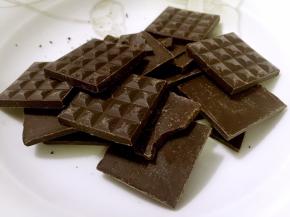 喜欢巧克力的可以表面涂抹巧克力。将巧克力块隔水融化