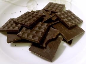 喜欢巧克力的可以表面涂抹巧克力。将巧克力块隔水融化