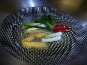 锅热之后，加入油. 
油滚 放入切好葱，姜，辣椒。
闻到葱香味，放入猪蹄干炒一会。
