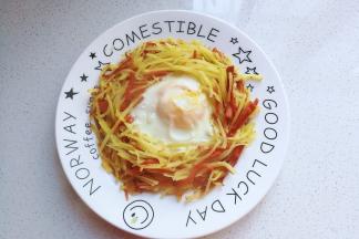 煎至你喜欢的程度后盛盘挤上番茄酱即可；