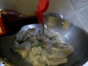 加入老抽上色。翻炒。