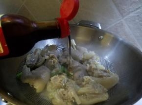 加入老抽上色。翻炒。