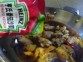 把砂锅煲里的汤汁倒入炒锅。漫过猪蹄就可以了(如果有多余，可以放些青菜另做成汤）
加入盐，鸡精，糖调味

#番茄酱#可以让猪蹄颜色有红又亮，get到你了没？
