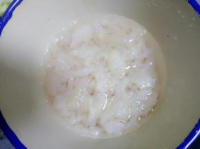 把蛰头切条，放在稍烫的水上烫一下