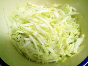 把蛰头和菜丝放一个盆里