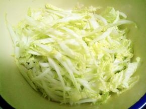 把蛰头和菜丝放一个盆里