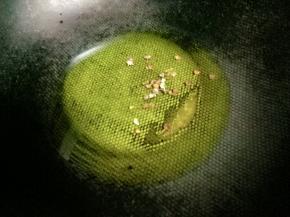 放花椒粒 ，爆香后，捞出不要