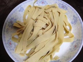 买回来的豆皮用水冲一下，然后切成粗丝