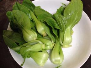 油菜心洗净备用