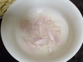 肉切片用开水浸泡（可去腥还可以使肉片更嫩）