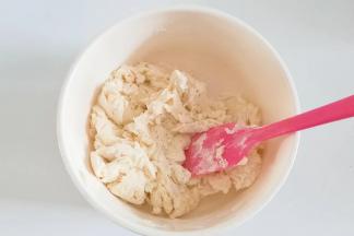 把所有面团材料（盐，酵母，黄油除外）放入容器中，先用搅拌刀拌成棉絮状；
