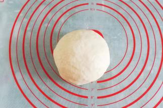 20分钟以后再加入盐把面团揉均匀；