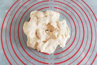 接着把面团用手撕着小块，再盖上保鲜膜静置10分钟左右；