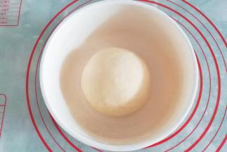 揉光滑的面团放入容器中盖上保鲜膜发酵；