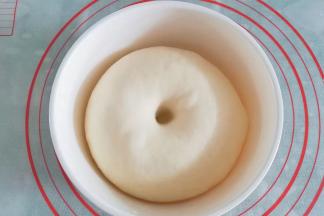 发酵至2~2.5倍大时，手指戳洞不回缩不塌陷即发面完成；
