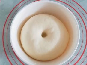 发酵至2~2.5倍大时，手指戳洞不回缩不塌陷即发面完成；
