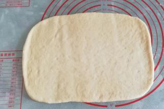 再将面团擀成一个长方形的面皮；